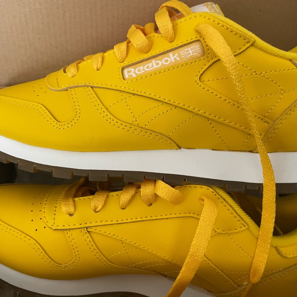Yellow Reebok size 7 tennis shoes